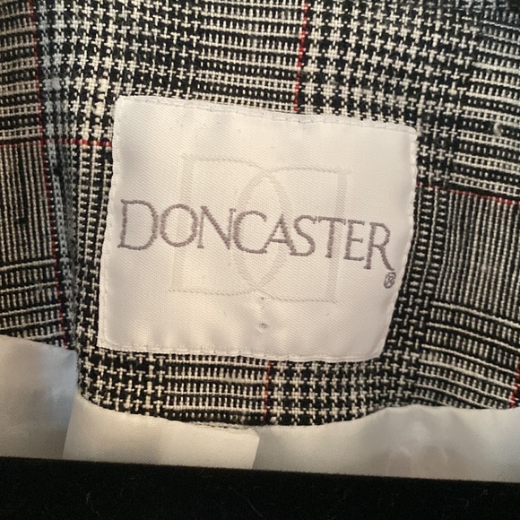 Doncaster Plaid Blazer Size 10P - Picture 2 of 10